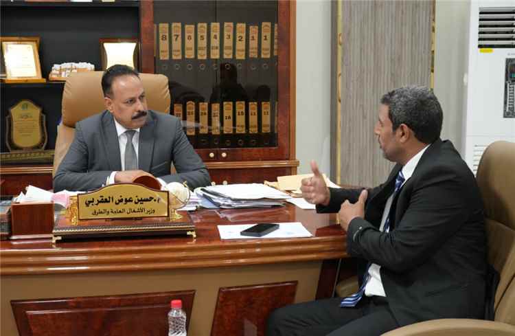 وزير الأشغال يناقش مع مدير فرع مؤسسة الطرق بشبوة سير العمل ومشروع صيانة طريق عتق–بيحان
