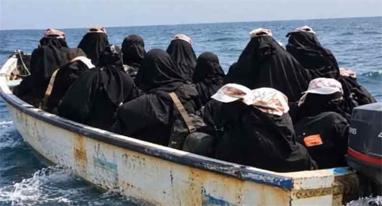 فرار عشرات العناصر الحو..ثية عبر البحر في عباءات نسائية.