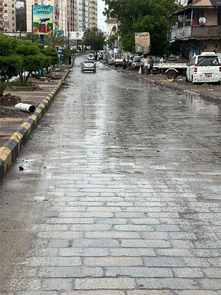 أمطار الخير تكشف نجاح مشروع رصف وتصريف مياه الأمطار في منطقة حجيف بمديرية التواهي