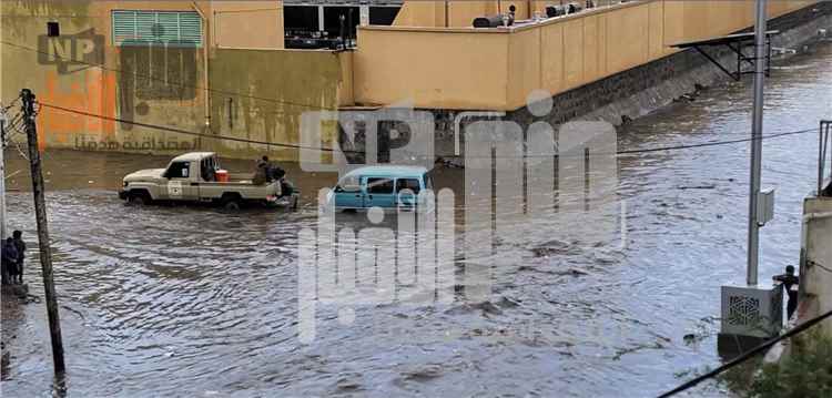 لقطة إنسانية من عدن.. أطقم العمالقة الجنوبية تمد يد العون للمواطنين وسط الأمطار