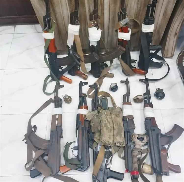 أمن العاصمة عدن يضبط 11 مخالفا ويصادر أسلحتهم الشخصية خلال ملاحقة مطلقي النار في الأعراس.
