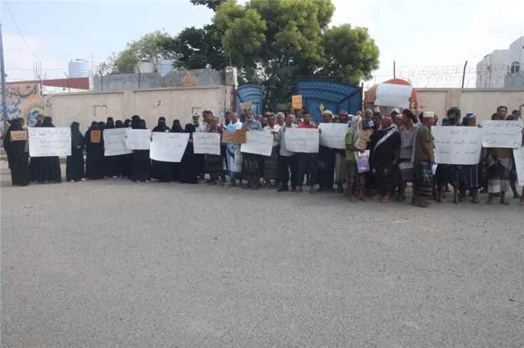 عاجل: تربويو لحج ينفذون وقفة احتجاجية أمام مبنى المحافظة