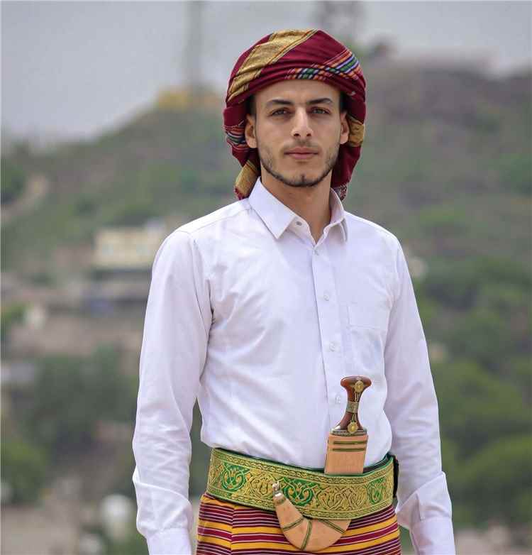 الإعلامي الجنوبي الصقر الهدياني يتغنى بصمود تعز: من قلعة القاهرة إلى قلعة صيرة.. جرح واحد ووجع واحد