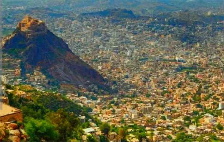 رئيس حلف قبائل اليمن: تعز قلعة الجمهورية الحصينة ومقبرة لكل غازٍ وسلالي...