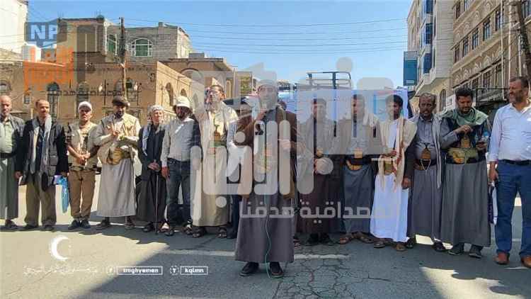 مستشفى الثورة بصنعاء ينشر صورة لوقفة احتجاجية لكادره تحت شعار التعبئة والاستنفار