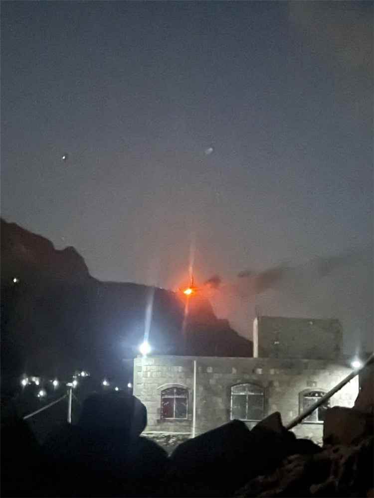 عاجل:شاهد صورة..ضربة جوية تستهدف برج اتصالات تابعا لشركة يمن موبايل في جبل العريف بسنوان