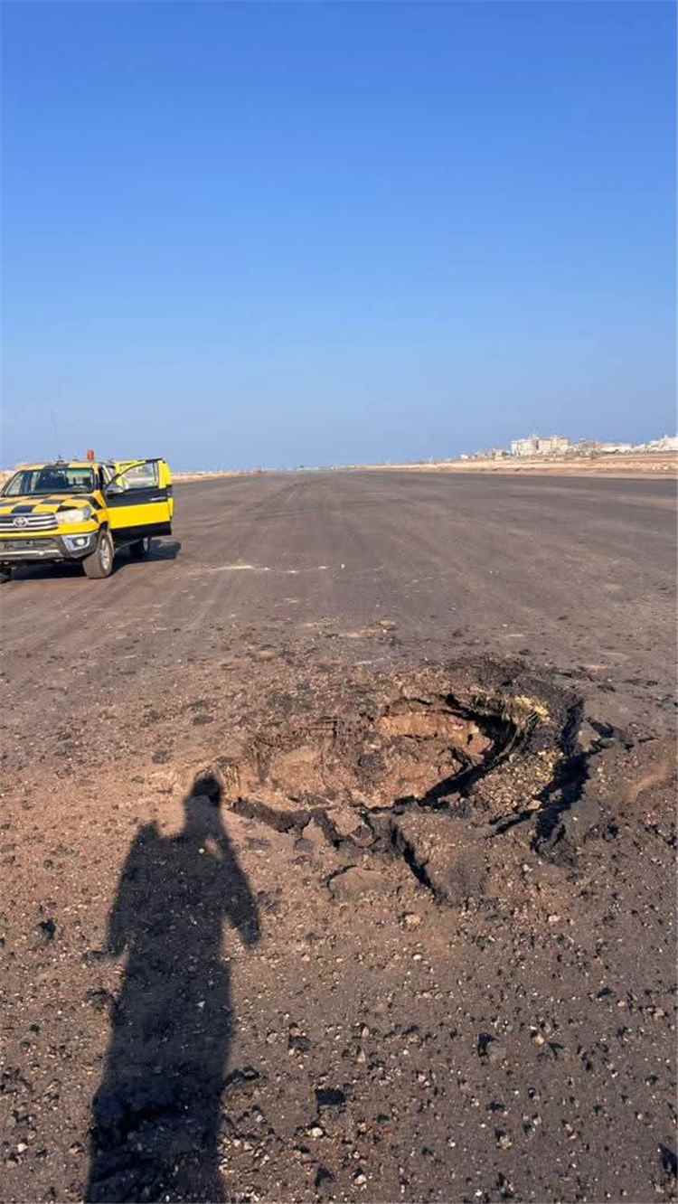عاجل:شاهد صور..كيف حولت الصواريخ الباليستية الح~وثية أرضية مطار عدن الدولي