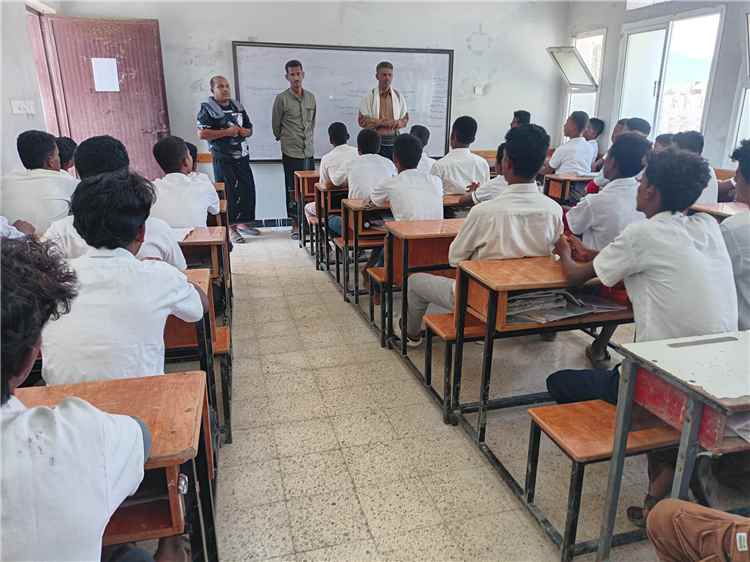 مدير تربية حجر بحضرموت يطلع على سير العملية التعليمية بمجمع الفاروق بمنطقة الصداره