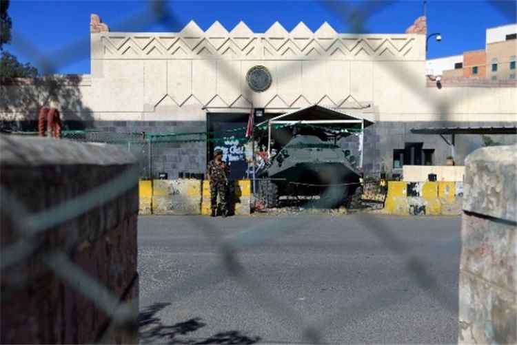 السفارة الأمريكية في اليمن تتهم الجو...ثيين بتهريب وتوجيه الأموال إلى الخارج،.
