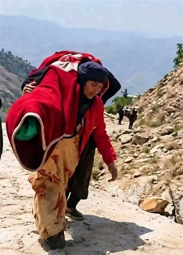 اللجنة الوطنية للمرأة تطالب المبعوث الأممي بتحرك دولي عاجل لفك حصار تعز ووقف الانتهاكات الجسيمة بحق النساء والأطفال