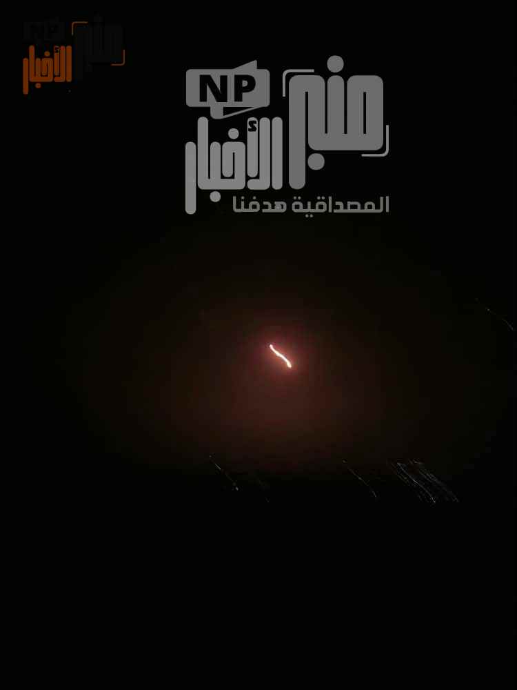 عاجل:تطور أمني..صورة ترصد لحظة إطلاق صاروخ من معسكر الحمزة بإب باتجاه عدن