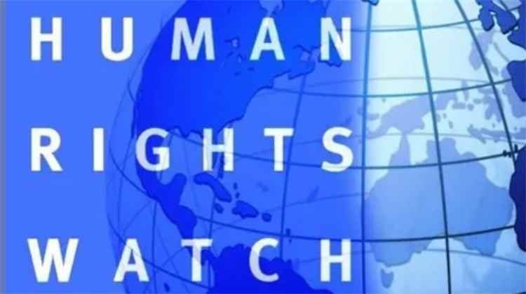 هيومن رايتس تحذر الحو..ثيون  من أن حرمان المدنيين عمداً  من الضروريات اللازمة يرقى إلى جريمة حرب.