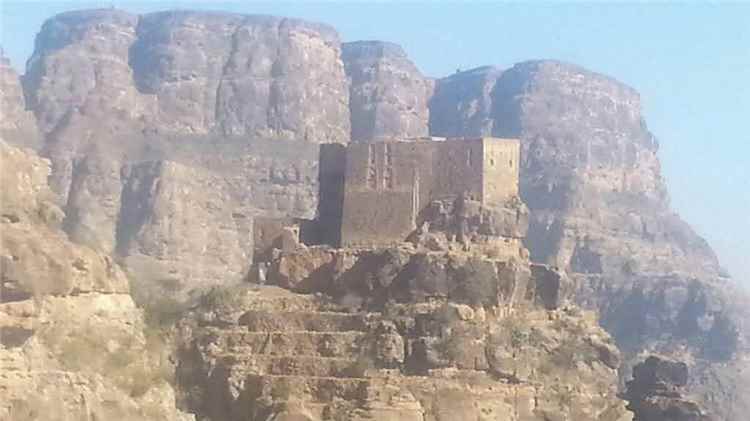 عاجل: الصحفي فارس الحميري يكشف تفاصيل سقوط قلعة المقاطرة بيد مل~يشيا الح~وثي