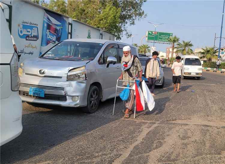 بعكازه.. مسنّ يتحدى مشقة الطريق ويشارك في فعالية ذكرى تأسيس #الجيش_الجنوبي بعدن(صورة)