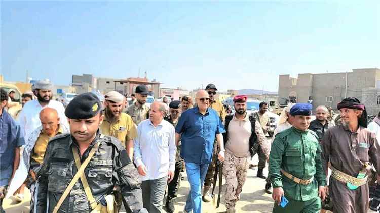 محافظ تعز يطلع على أضرار مرفأ باب المندب ويشيد بيقظة القوات البحرية وخفر السواحل في إيقاف خطوط التهريب