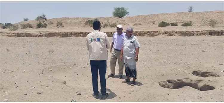 مدير عام الزراعة بالحديدة ينفذ مع منظمة دولية دراسة أولية لحماية المتضررين من السيول في حيس.