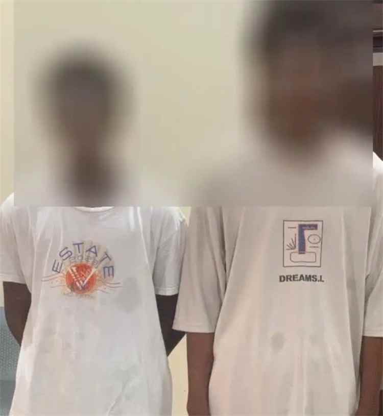 شرطة البساتين تلقي القبض على متهمين بسرقة منزل وتستعيد ذهبا بقيمة 12 ألف ريال سعودي ومبالغ مالية..