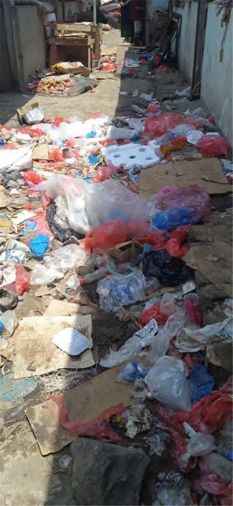 قمامة متراكمة في ممرات سوق القات بكريتر.. ومطالبات بحملة نظافة عاجلة(صور)