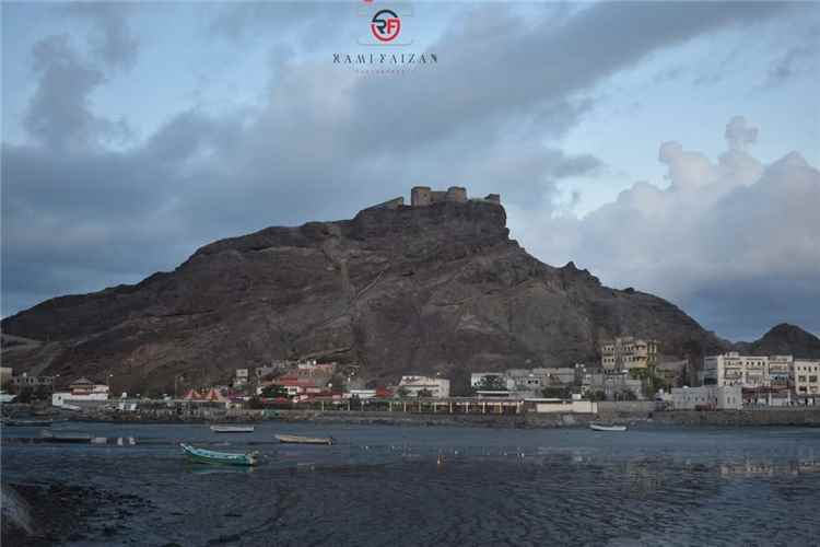 يحدث الان..هطول أمطار على خور مكسر في عدن