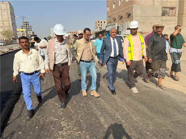 فيما تنفذه الوالي للمقاولات العامة..رئيس صندوق صيانة الطرق يتفقد أعمال إسفلت طريق التقنية–إنماء بعدن ويوجّه بتسريع الإنجاز وفق أعلى معايير الجودة