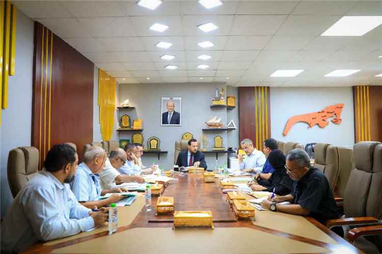 برئاسة المحافظ شيخ..لجنة المناقصات بالعاصمة عدن تفتح مظاريف 9 مناقصات لمعالجة الاختناقات والأعطاب الطارئة في شبكة توزيع الكهرباء