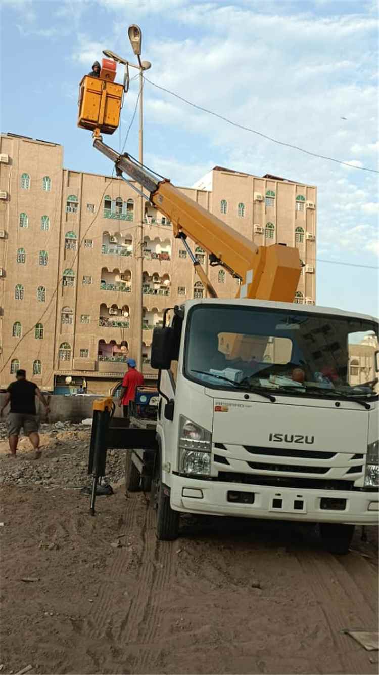 صيانة إنارة حديقة خلف مستشفى الوالي في المنصورة استجابة لمطالب الأهالي