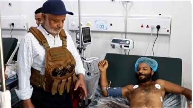 محافظ الحديدة يزور الجرحى الأبطال في مستشفيات الخوخة ويشيد بتضحياتهم في مواجهة مليشيا الحو..ثي.