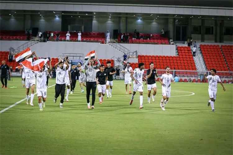الاتحاد اليمني لكرة القدم يكرّم بعثة المنتخب الوطني بواقع  ـ5 آلاف دولار لكل فرد بمناسبة التأهل الآسيوي.