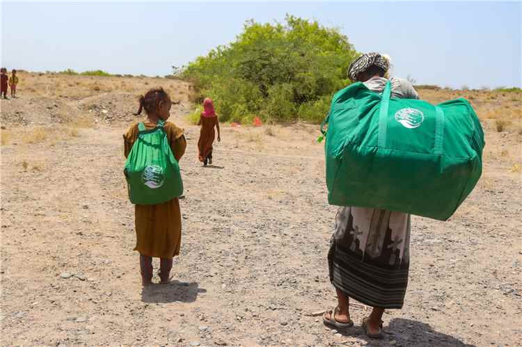 مركز الملك سلمان للإغاثة يوزع مساعدات إيوائية طارئة في الساحل الغربي
