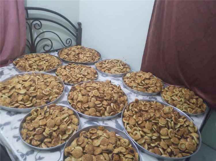 مبادرة وفاء من قلب تعز.. أم حسام التميمي تجهّز 10 آلاف كيكة للمرابطين في جبهة الكدحة