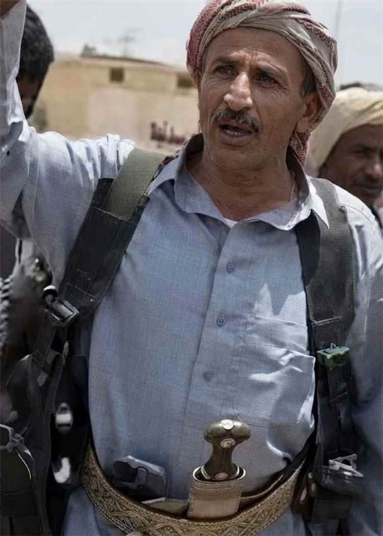 عاجل:صحفي يفضح حقيقة مشاركة  حمد فدغم والقوات التابعة له في معركة تحرير اليتمة بمحافظة الجوف