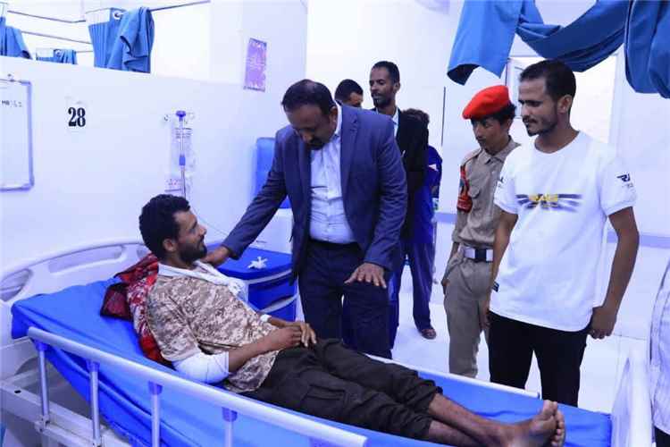وكيل عدن لشؤون الشهداء والجرحى يتفقد أوضاع جرحى الجبهات في مستشفيي عبود والمنصورة