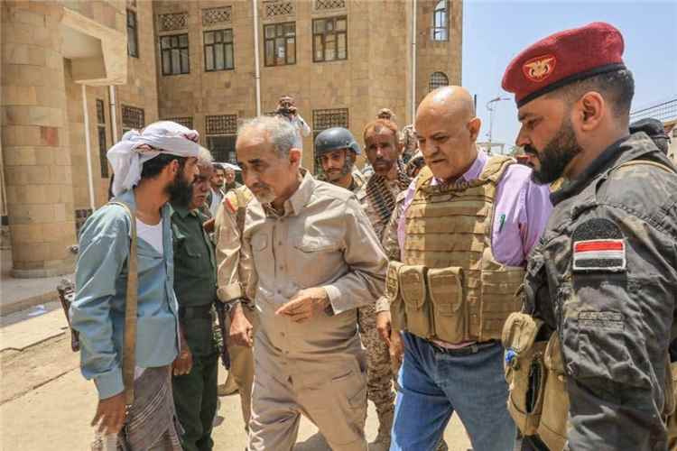 عاجل:شاهد صورة..الفريق الركن محمود الصبيحي يصل تعز