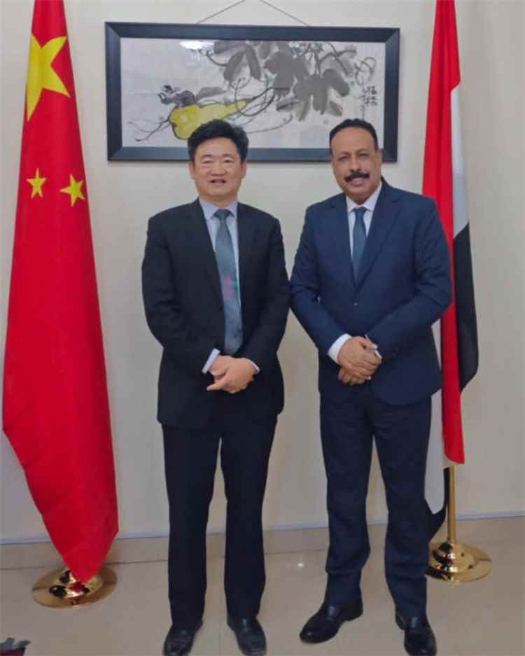 وزير الأشغال يبحث مع السفير الصيني تعزيز التعاون في مشاريع الطرق والبنية التحتية