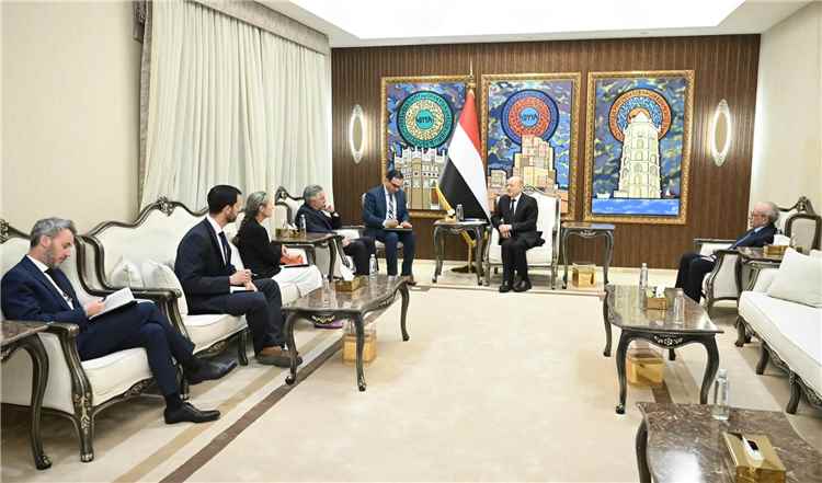 عاجل:أول تعليق من رئيس مجلس القيادة الرئاسي رشاد العليمي حول سقوط المخا