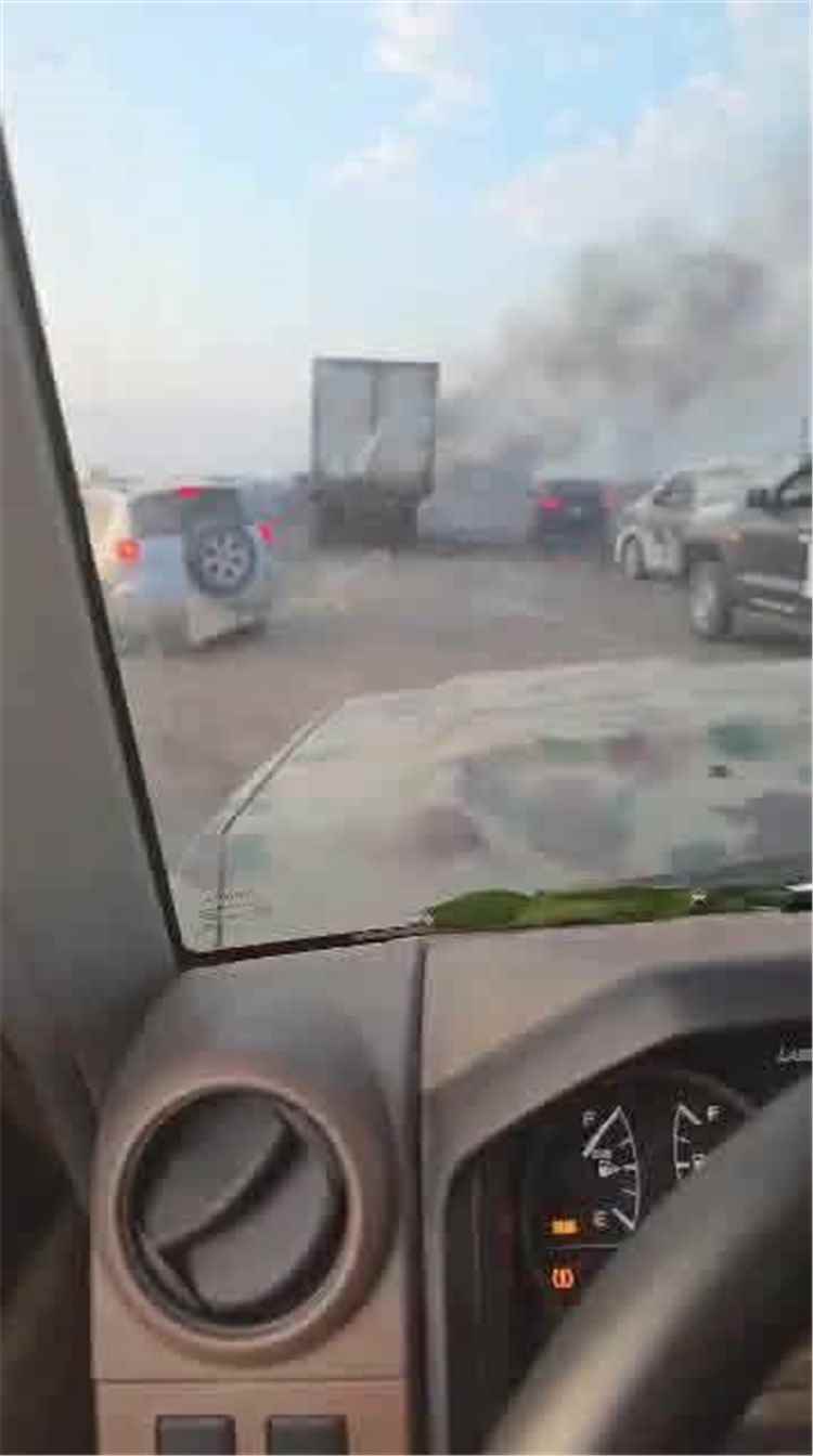عاجل: شاهد صورة لحظة استهداف موكب نازحين من المخا باتجاه عدن