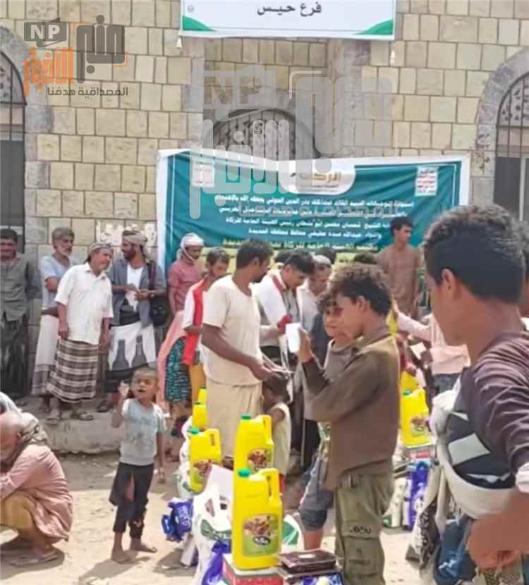 عقب سيطرة الح~وثيين على حيس.. شاهد صورة صادمة ترصد معاناة الأهالي وسط طوابير للحصول على الغذاء