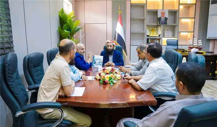 وزير الأوقاف والإرشاد يناقش مع لجنة الإصلاحات الإدارية والمالية خطة الإصلاح والتطوير المؤسسي