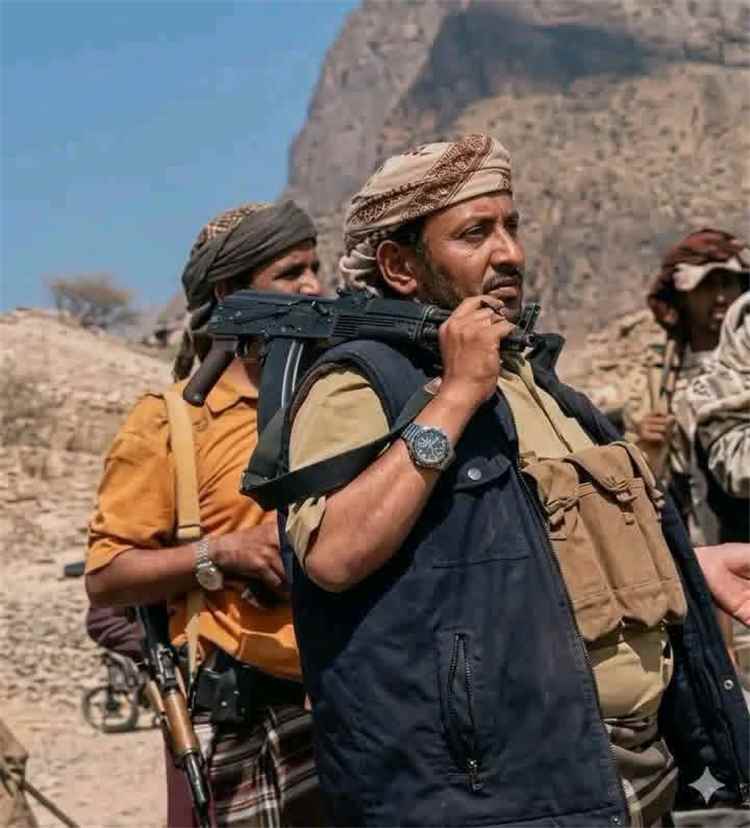 قائد اللواء الثالث درع الوطن يدعو أبناء المنطقة الوسطى بأبين لإسناد جبهة الحلحل