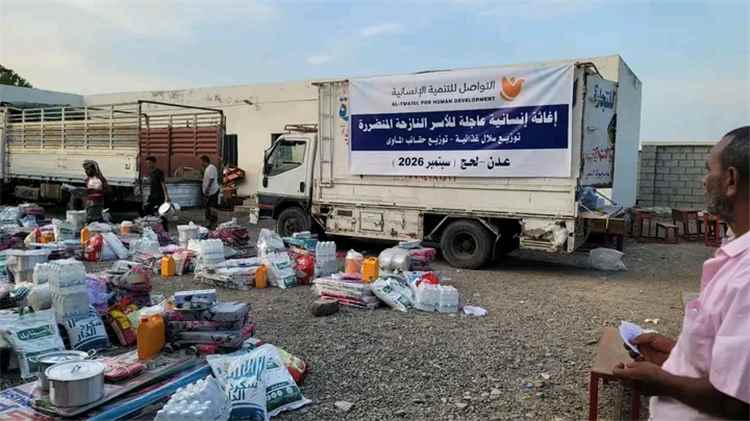التواصل للتنمية الإنسانية تنفذ حملة إغاثية لنازحي الحديدة في لحج.