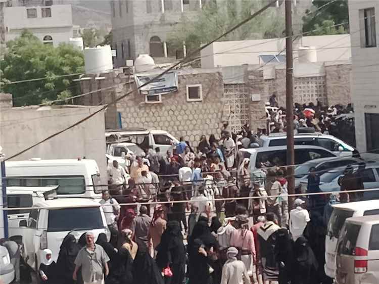 مخيم ردفان الطبي المجاني.. مبادرة تستحق التقدير وآلية التسجيل تحتاج إلى مراجعة