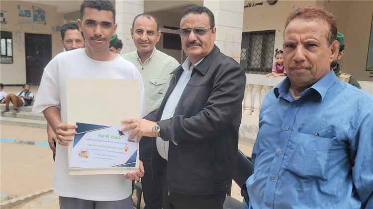 مدير عام البريقة يكرم أوائل طلاب الصف التاسع بمدرسة المسيلة للتعليم الأساسي..