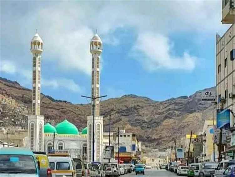 وسط مطالبات بمعاقبته..ولي أمر طالب يعتدي على معلمة داخل مدرسة  في عدن يثير غضب واسع