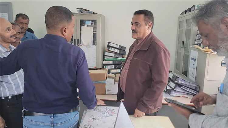 مدير عام البريقة يتفقد مكتب التربية بالمديرية ويناقش أهم القضايا التي تواجه المكتب.