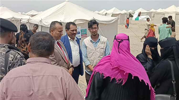 رئيس مجلس المستقبل الجنوبي بالعاصمة عدن يتفقد أحوال النازحين القادمين من المخا وباب المندب.