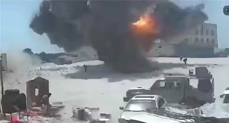 ملي~شيا الح~وثي ترتكب جريمة انسانيه جديده بقصفها سوق شعبي سلمي يرتاده المئات  من المواطنين  والمسافرين