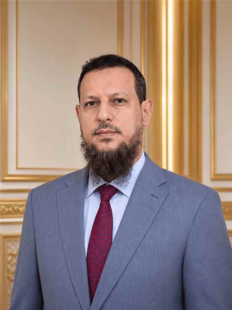 عاجل: عدن.. المحافظ عبدالرحمن شيخ يوجّه بإيقاف قرار إزالة الألواح الشمسية