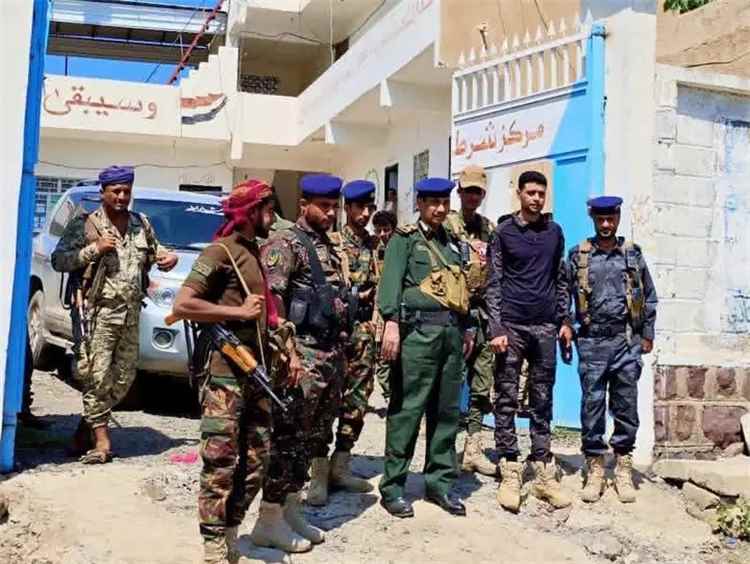 مدير عام شرطة تعز يتفقد مدينة التربة ويطلع على مستوى الجاهزية الأمنية بشرطة الشمايتين ومركز الصافية.