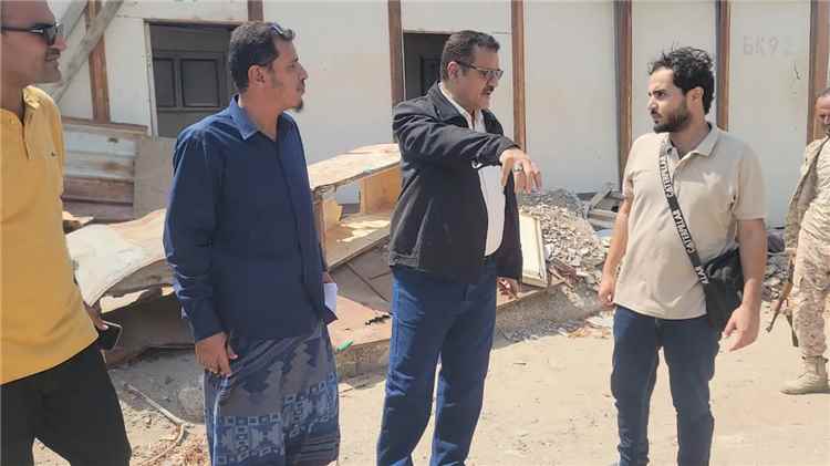 وجه مكتب الأشغال بإعداد دراسة لإنشاء المبنى...
مدير عام البريقة يطلع على مساحة مشروع مبنى الأحوال المدنية والسجل المدني بالمديرية.