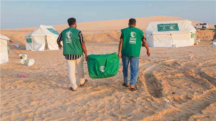 مركز الملك سلمان للإغاثة يوزع مساعدات إيوائية وغذائية عاجلة للأسر النازحة في محافظة حضرموت